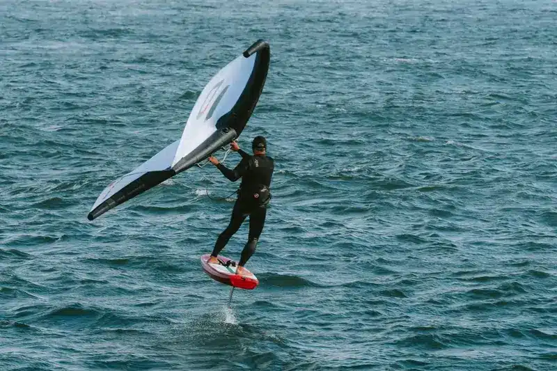 Uomo che pratica il wingfoil | Point Break School 