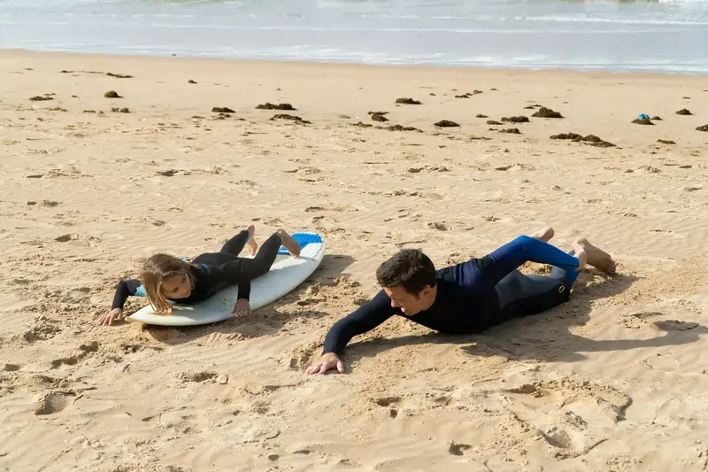Surflehrer unterrichtet Anfänger im Surfen | Point Break School