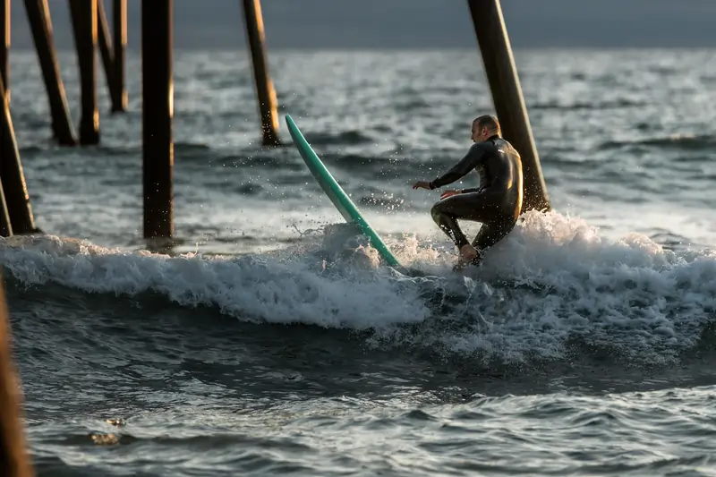 Surfista con il peso in equilibrio sulla tavola | Point Break School 