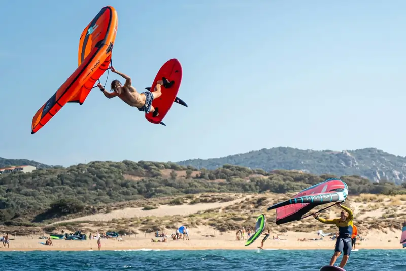 Junge fliegt mit Wing Foil | Point Break Schule