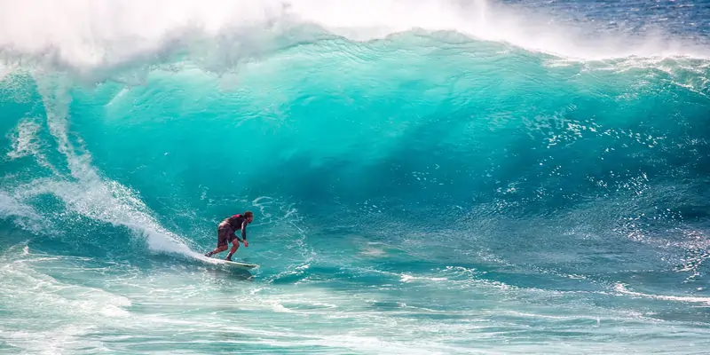 imagen evocadora surfeando en olas altas | Escuela Point Break