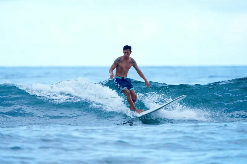 Mann surft | Point Break Schule  