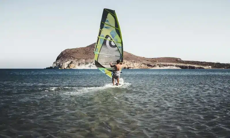 Tutto sull'imbracatura per il windsurf: come scegliere questo accessorio | Point Break School