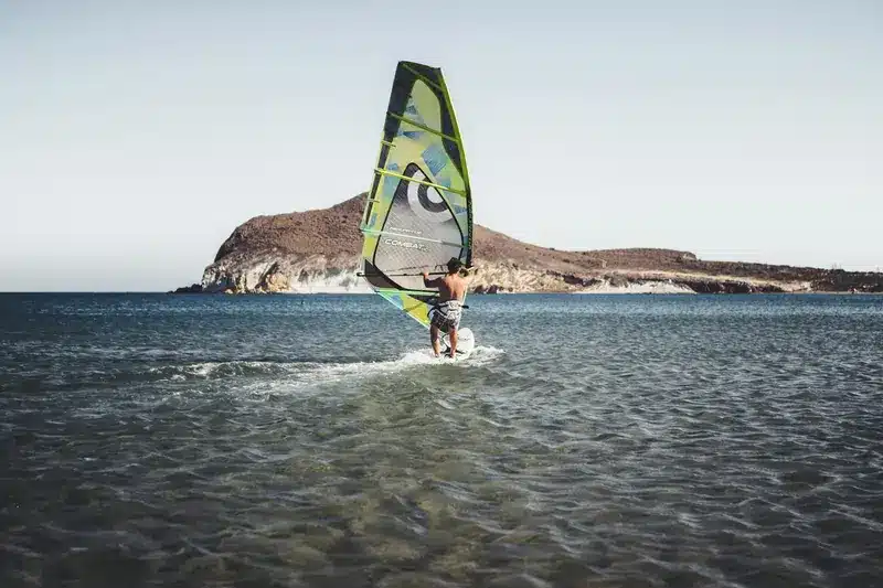 Tutto sull'imbracatura per il windsurf: come scegliere questo accessorio | Point Break School