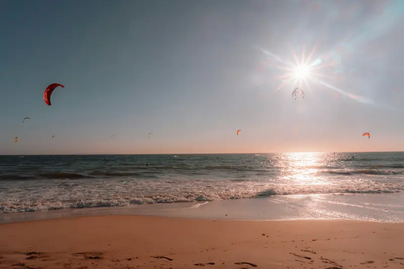 stimmungsvolles Bild Kitesurfen am Strand | Point Break School