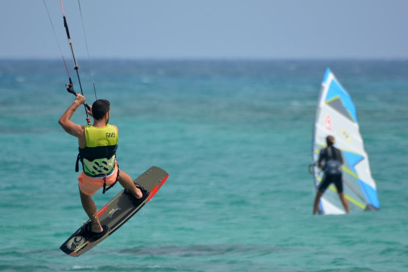 Kitesurfer und Windsurfer auf Fuerteventura | Point Break