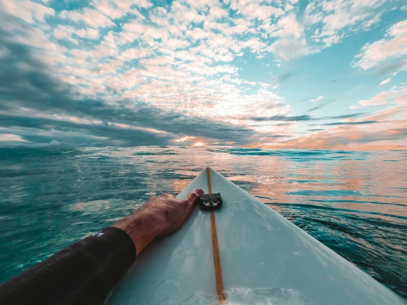 Das Meer vom Brett eines Surfers aus gesehen | Point Break School