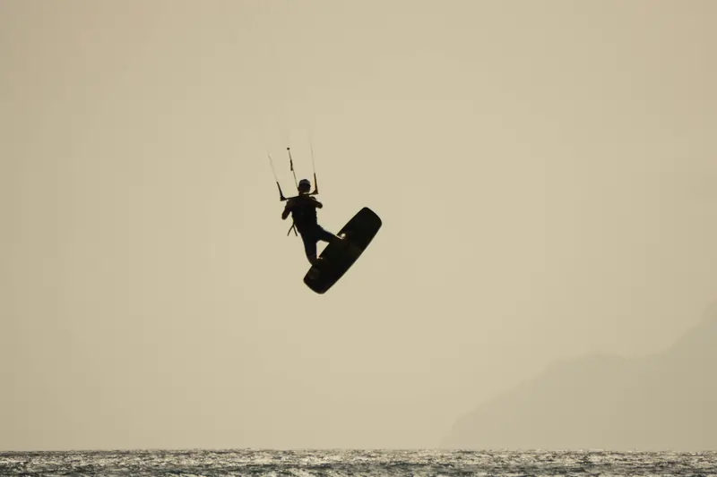 Immagine evocativa salto col kitesurf | Point Break School