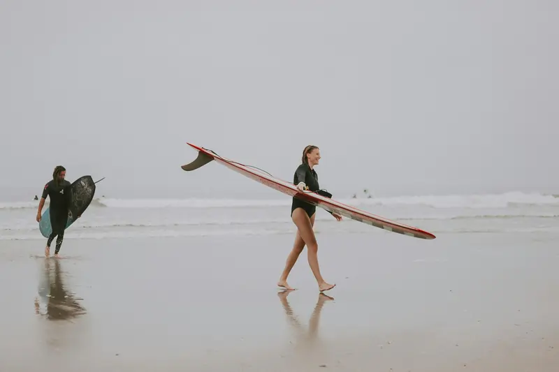 Immagine evocativa di un surfista con una tavola | Point Break School
