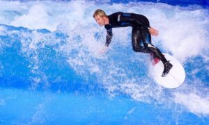 Surfista en equilibrio sobre el oleaje | Point Break
