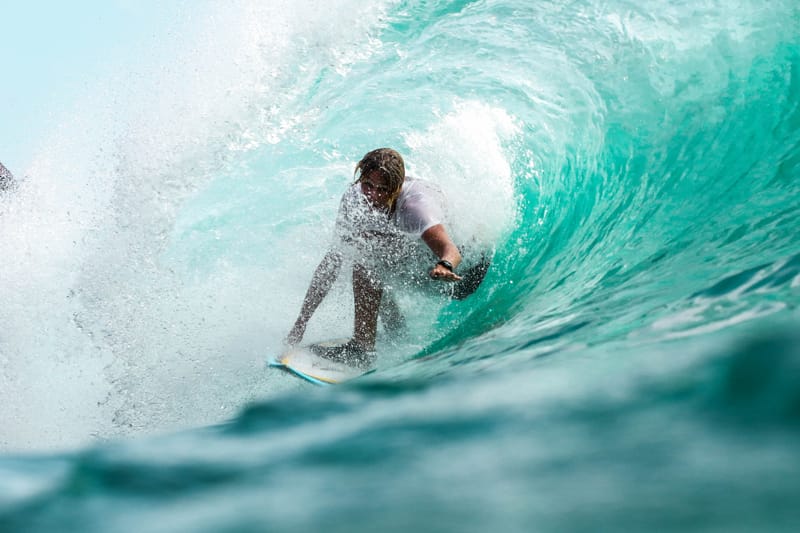 Surfista che cavalca un'onda | PointBreak