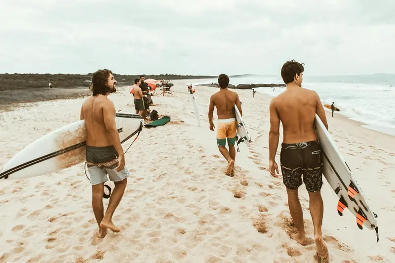 Surfer am Strand | Point Break Schule  