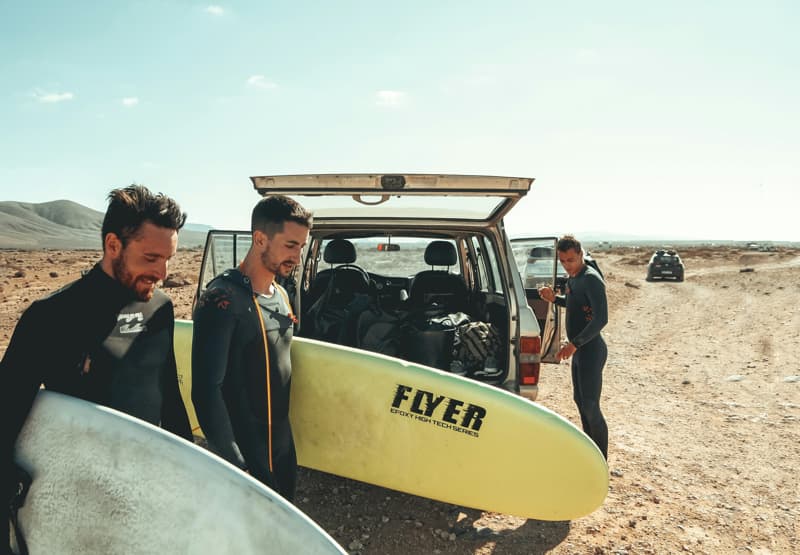Surfisti si preparano a El Cotillo | PointBreak