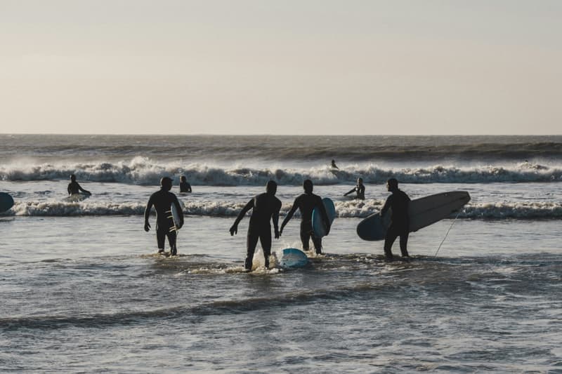 Surfistas preparándose para las olas | Escuela Point Break