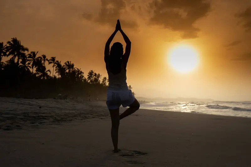 Image évocatrice de yoga sur la plage | Point Break School